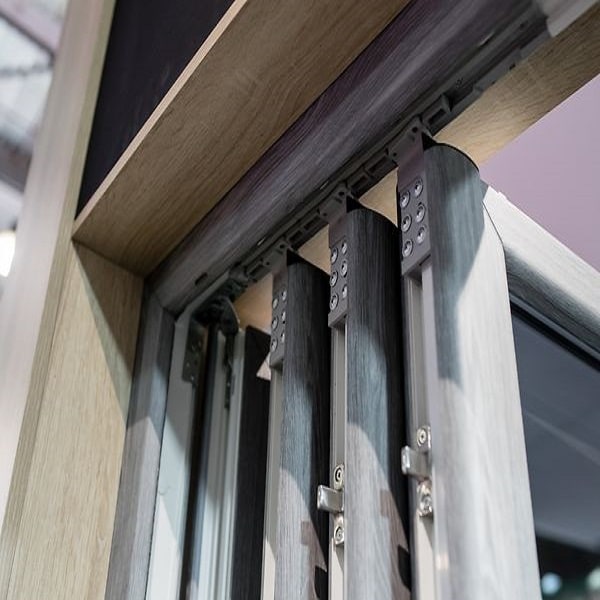 Guías del sistema Rehau Panorama Swing en primer plano