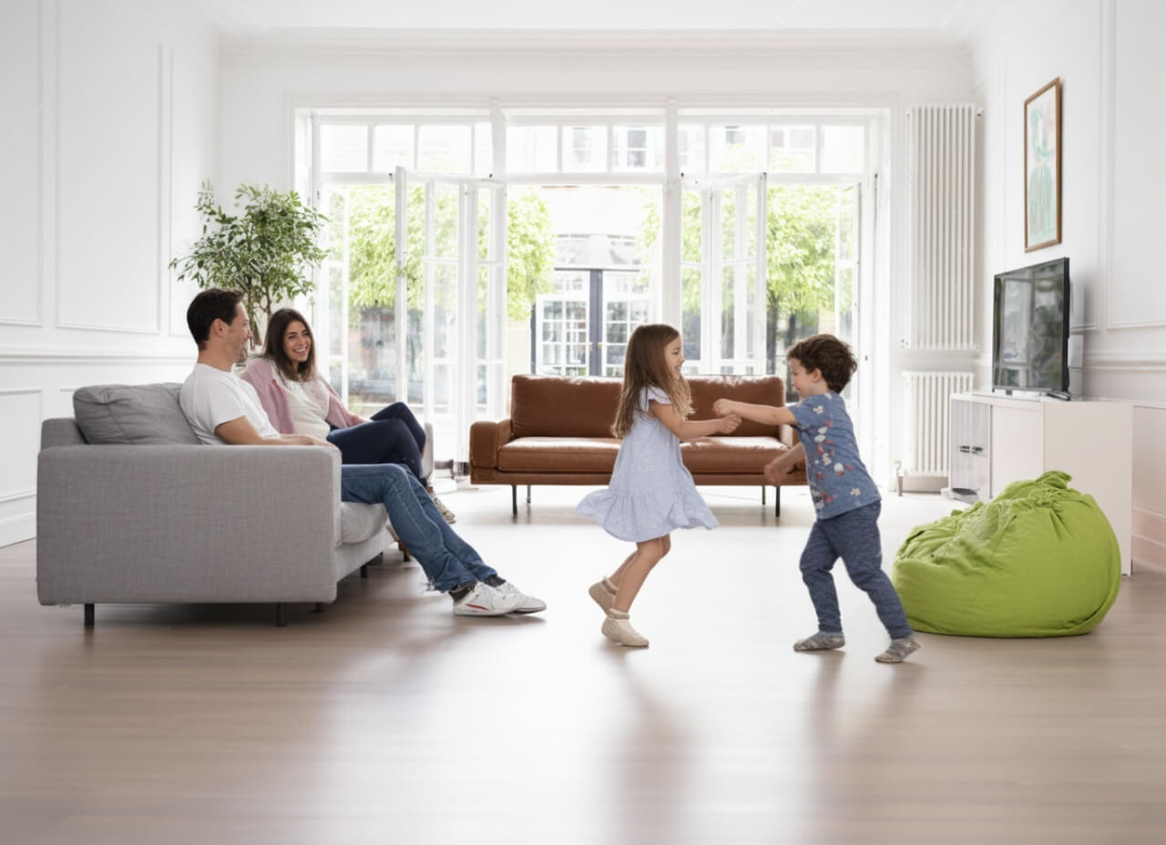 Счастливая семья у новых окон ПВХ